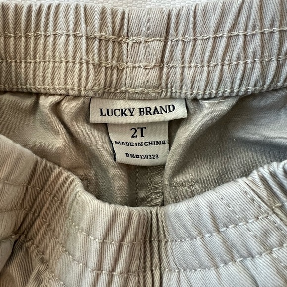 B1G1F Boys Lucky Brand Khaki Shorts Size 2T - Picture 2 of 3